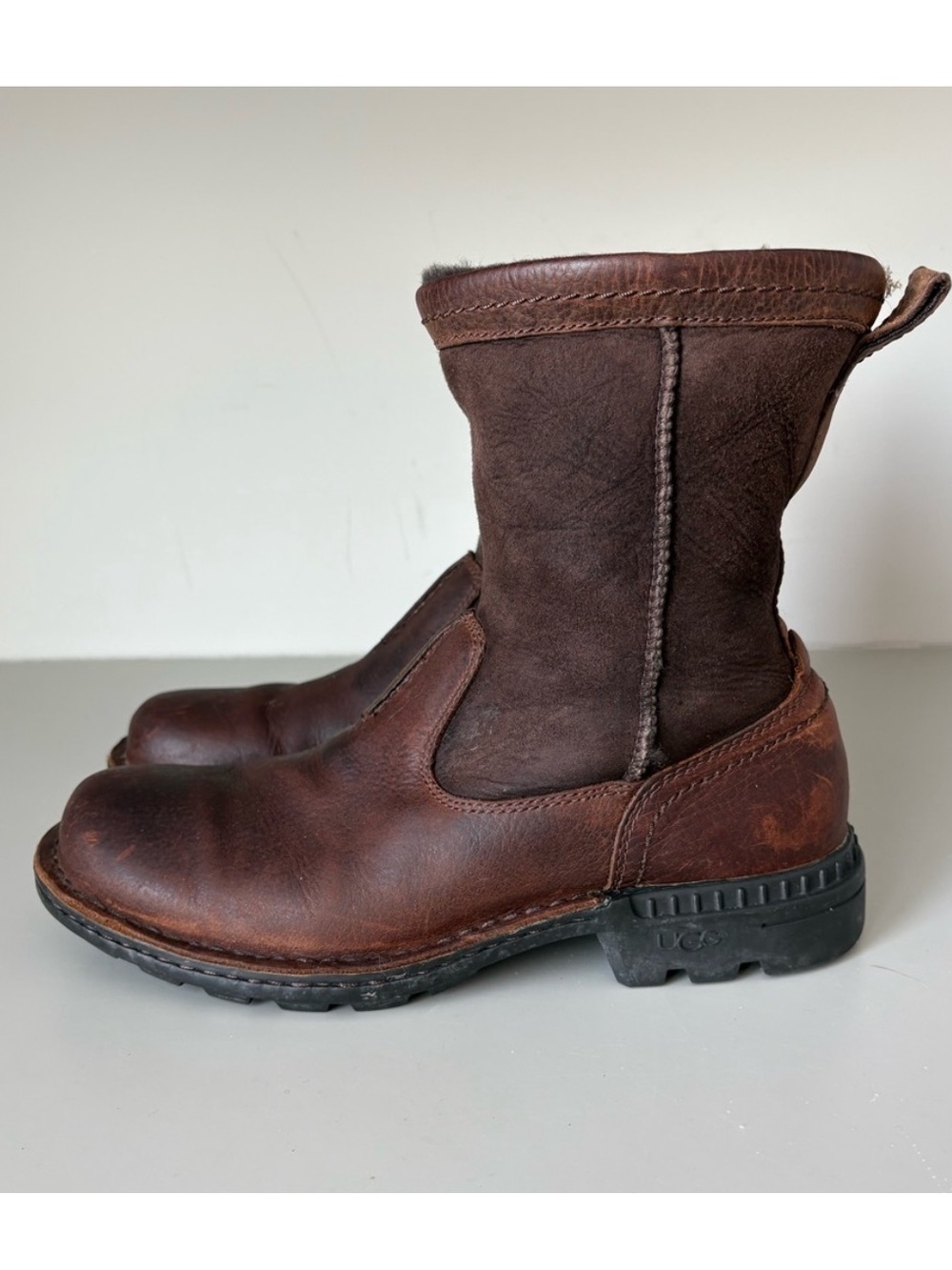 Ugg 3263 Brown Leather Sheepskin Lined Boots Men's Size 8